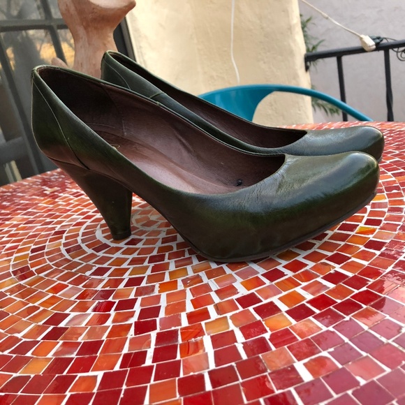 EUROPEA Green Leather Pump w Lifted Toe - Picture 3 of 8